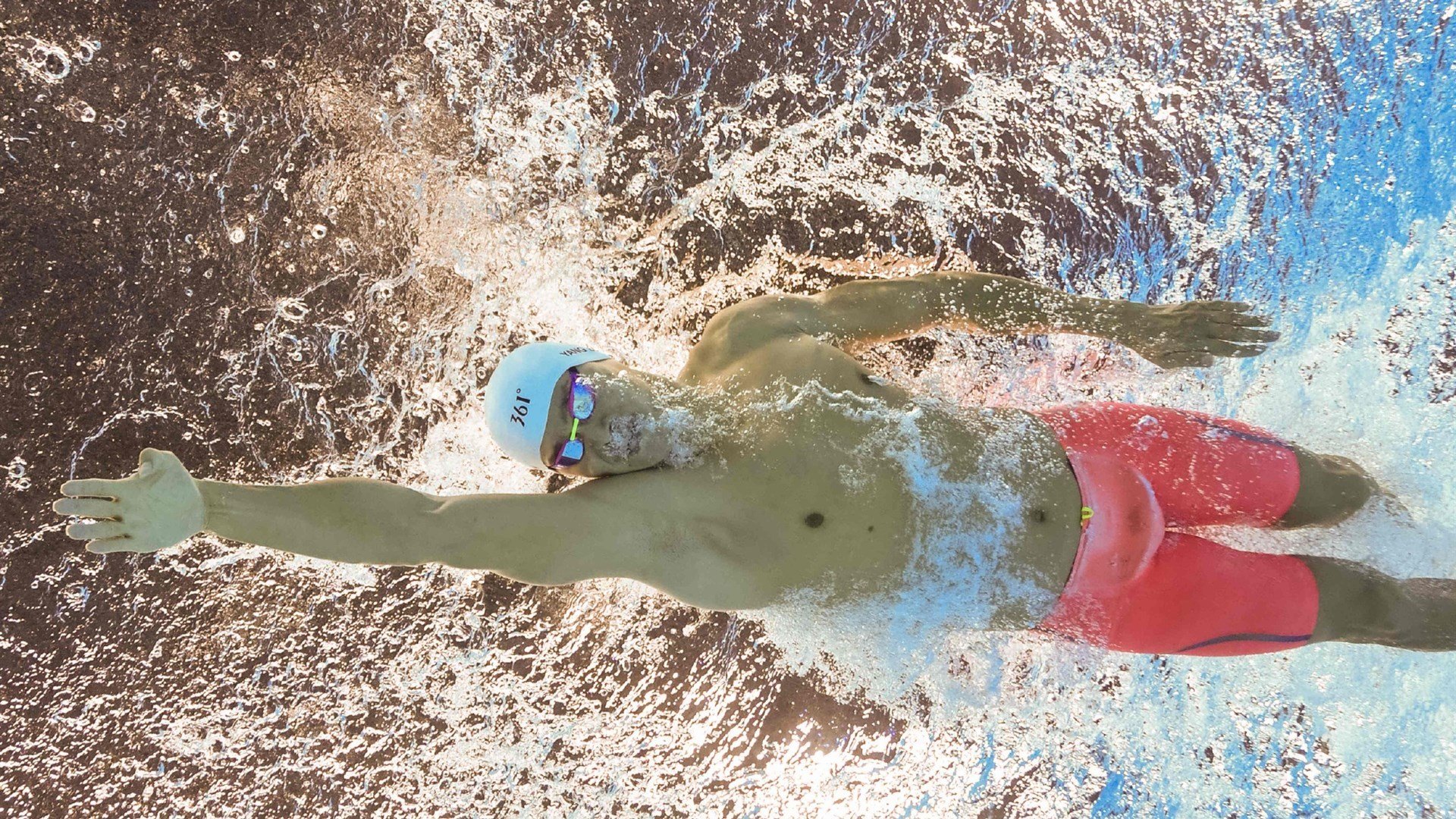出发台角度：倾斜利于起跳，出发台的形状是